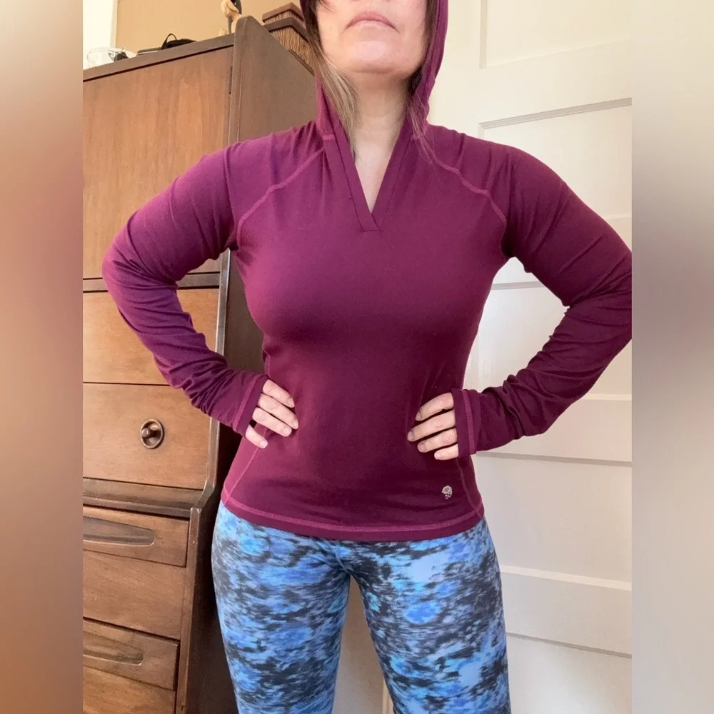 Mountain Hardware Buttery Top Base Layer with Hood and Thumb Holes Burgandy Yoga - Picture 3 of 13